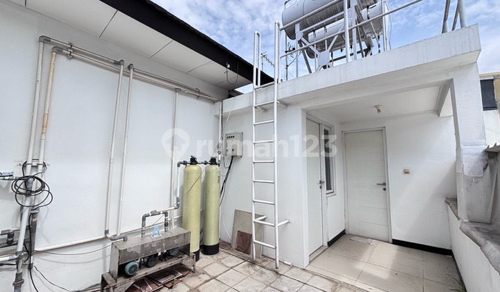 Under the TKI Market V Favorite Cluster One Gate Quick Sale 2