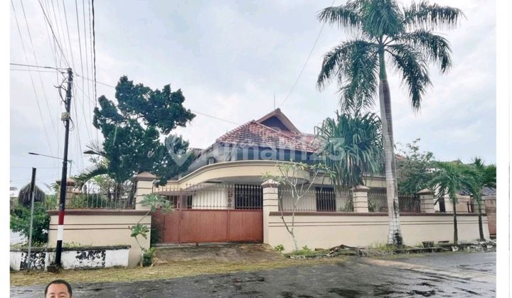 Spacious House in Kaliwates Location Suitable for Distribution Office 1