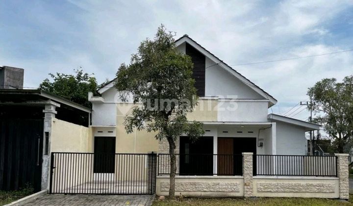 Sewa Rumah Luas Siap Huni. Tengah Kota Jember Cocok Untuk Kantor Atau Hunian 1