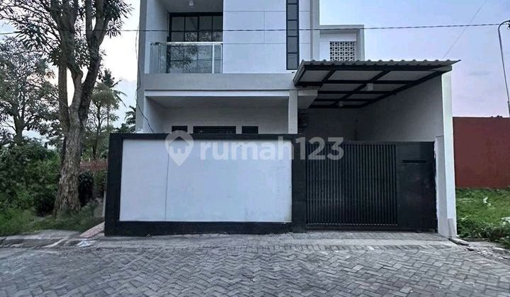 Rumah 2 Lantai Modern Minimalis Siap Huni Lokasi Strategis Dekat Roxy Mall Jember 1