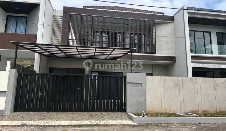 Sewa Rumah Baru 2 Lantai Siap Huni Di Perumahan Elit Jember. Lokasi Dekat Transmart 1