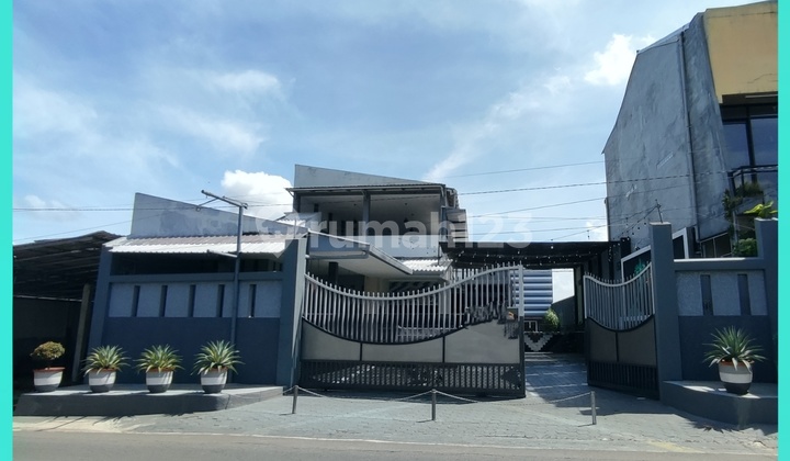 Dijual Rumah Mewah Luas 2 Lantai Pinggir Jalan Besar Dekat Kota 1