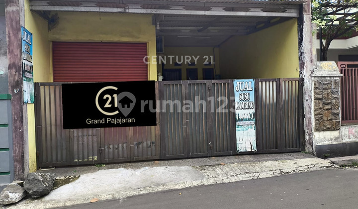 tampak depan rumah pinggir jalan siap huni