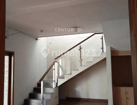 Rumah Dengan Kolam Renang Di Jl Cempedak Harjamukti Depok 2