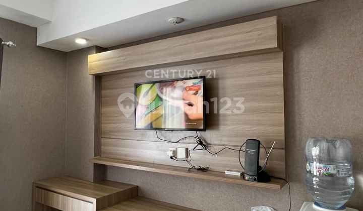 ruang tamu apartemen strategis furnished di apartemen