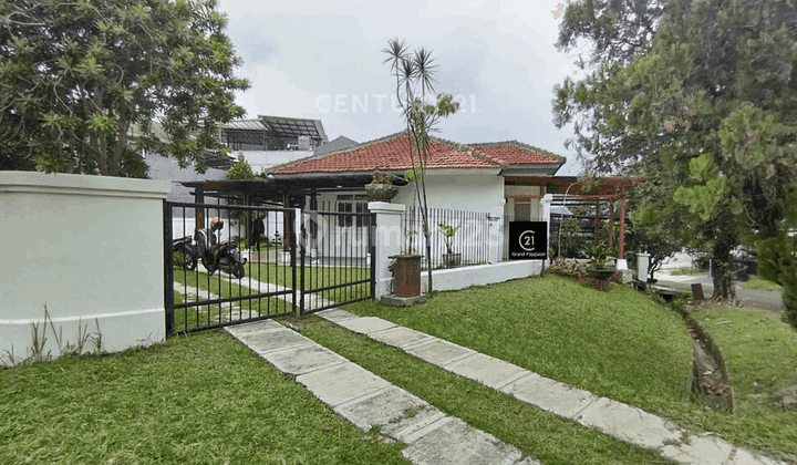 Rumah Hook Taman Luas Di Sentul City Cluster Taman Legian 2