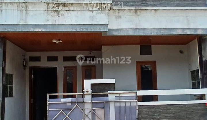 tampak depan rumah strategis di perumahan ciluar