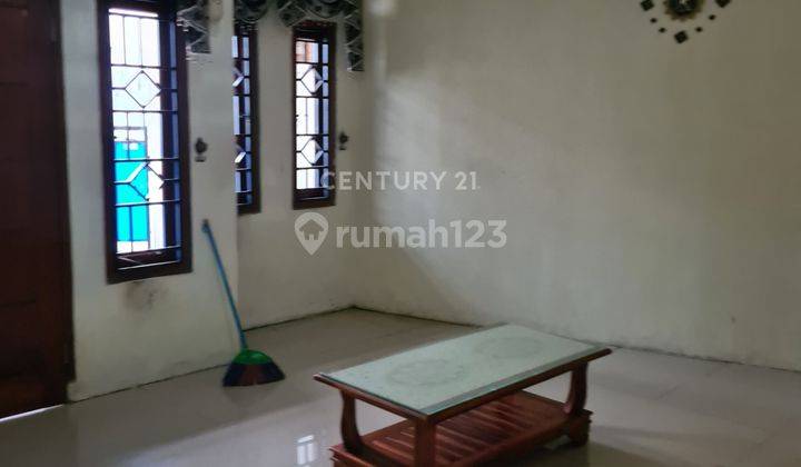 ruang tamu rumah dekat sekolah di pondok