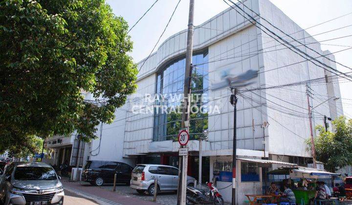 Gedung Kantor 3 Lantai Di Jl. Slamet Riyadi, Pasar Kliwon, Solo 1