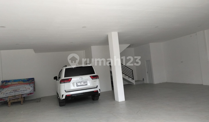 Adjacent Shophouses Combined Into One On Sunset Road At