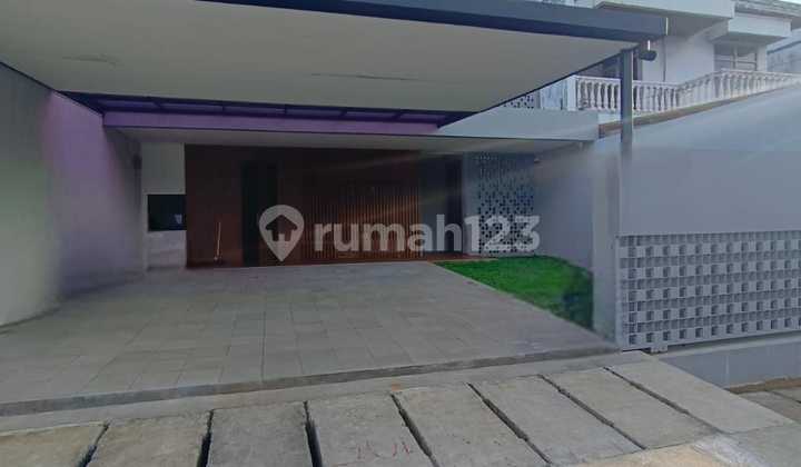 Di Jua Rumah Dengan Desain Moderen Classic Kembangan