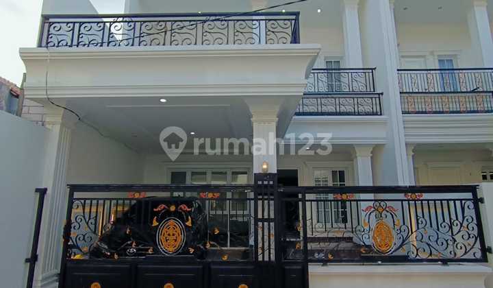 Di Jua Rumah Dengan Desain Moderen Classic Kembangan