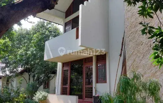 Rumah Lokasi Favourite Komplek Intercon, Jakarta Barat 1