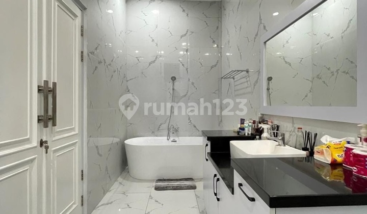 FOR SALE LUXURY AND MODERN HOUSE IN THE ELITE AREA OF CIBUBUR TOURIST CITY 2