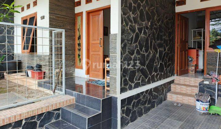 Temukan kenyamanan dengan memiliki rumah ini  yang begitu dekat akses ke mana saja. 2
