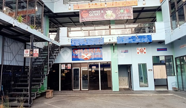 Butuh ruang usaha  coffe shop sekala besar .....bisa buka banyak tenan sekaligus. Di jual sekaligus seluruh peralatan maupun furniturenya ....pokoknya tinggal jualan....MAU....?  1