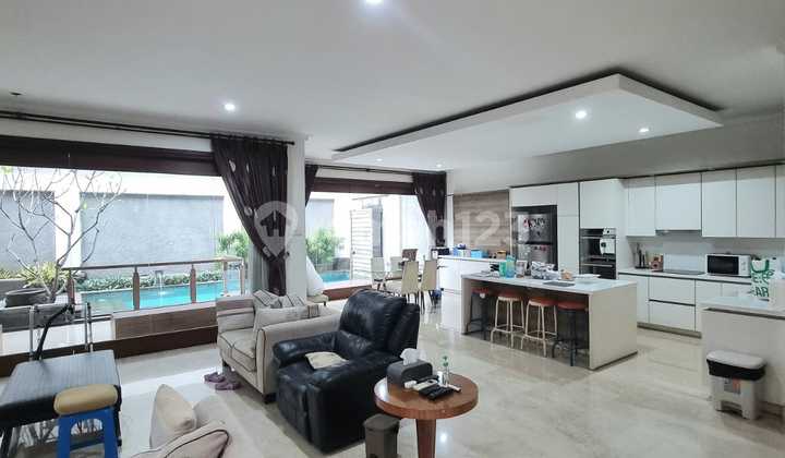 Dijual Cepat Rumah Furnished Lokasi Bagus & Jalan Lebar di Kebayoran Baru