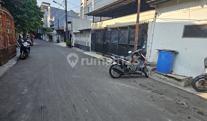 Rumah tua hitung tanag lokasi trategis di taman ratu(TR255) 2