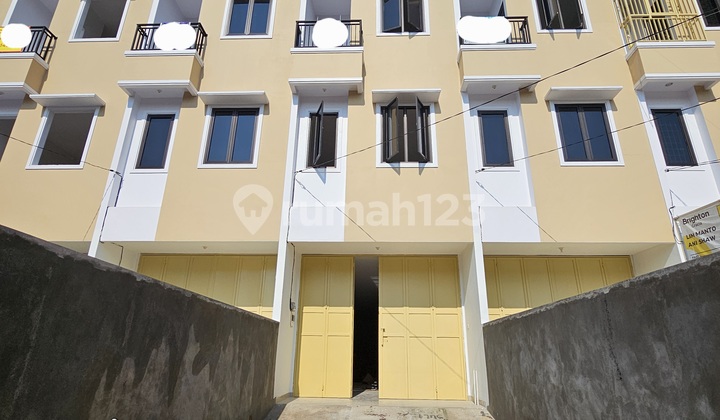 New 4x31 Shop House suitable for business on a big road in Jelambar (JL318) 2