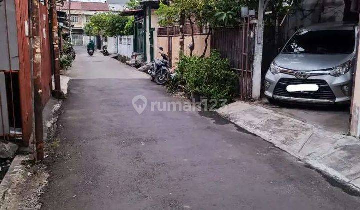 Rumah tua Hitung Tanah Strategis di Taman Ratu(TR127) 2