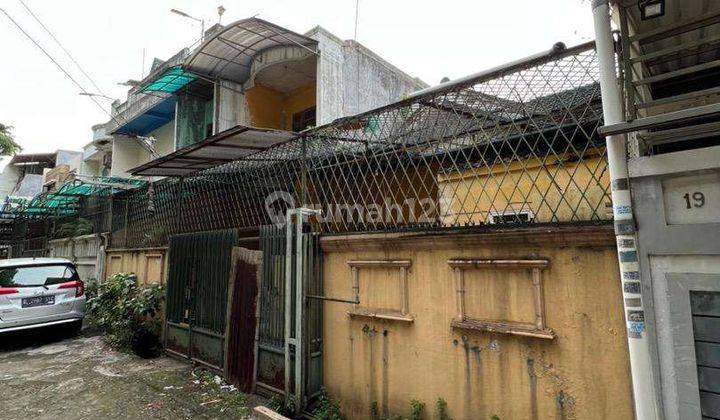 Rumah Tua Hitung Tanah Lokasi strategis di Taman Ratu(TR94) 2