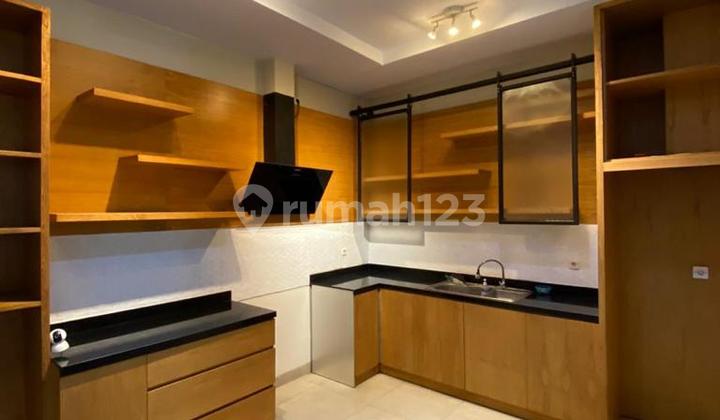 Rumah siap huni 6x15 lokasi strategis di Tomang(TM272)