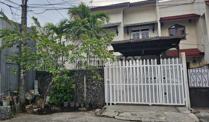 Rumah Siap Huni Strategis Di Taman Ratu(GR86)