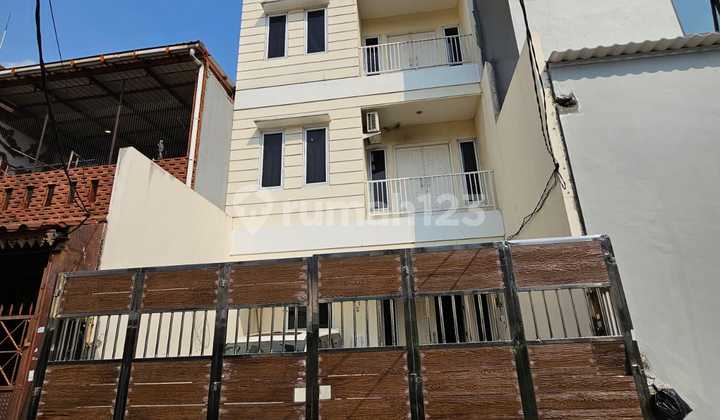 Rumah Siap Huni lokasi strategis 6x18 di Taman Ratu(TR243)