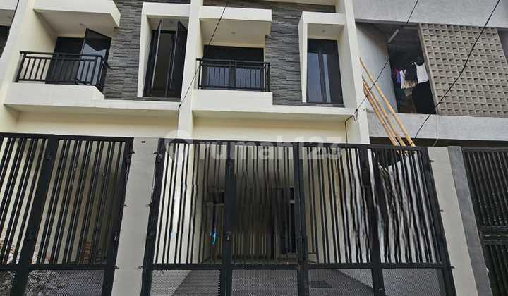 Rumah baru 4,2x20 siap huni lokasi strategis di Duri Kepa(DK382)