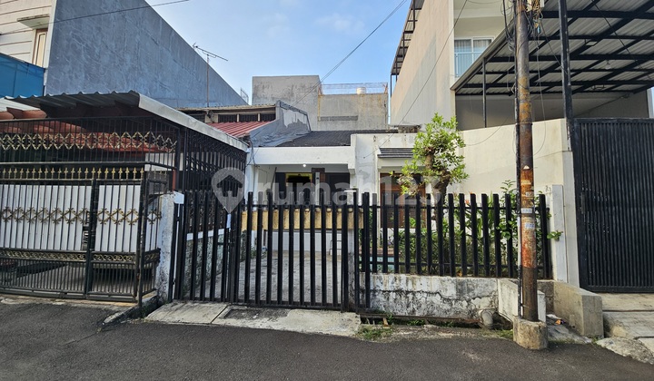 Rumah 6x18 strategis di Taman Ratu(TR247)