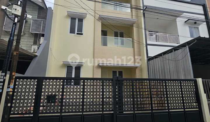 New 7x17.5 Strategic House in Taman Ratu (Tr261) 1