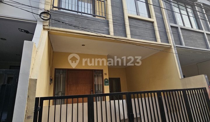 Ready-to-Occupy House 5x10.4 in strategic location at Tanjung Duren (TD366)