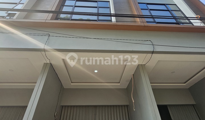 Ruko Baru 6,25x13.5 lokasi strategis di Taman Ratu(TR254) 2