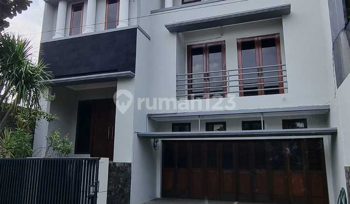 A 250 sqm ready-to-occupy house in a strategic location in Meruya (MR14) A 250 sqm ready-to-occupy house in a strategic location in Meruya (MR14)