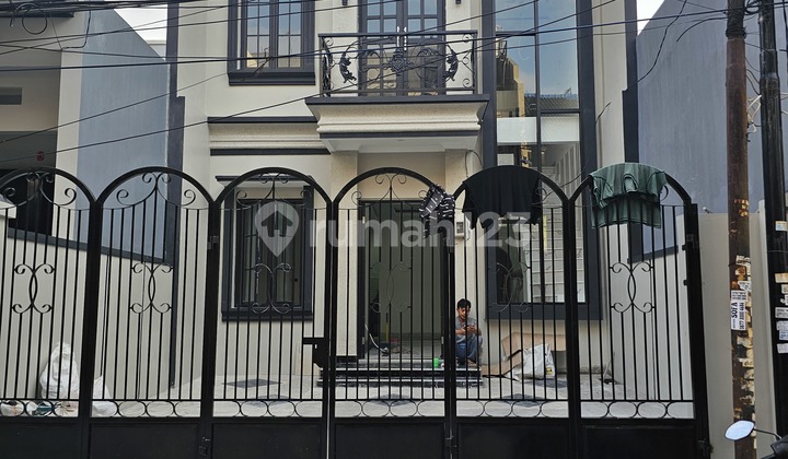 Rumah Baru Siap Huni 6X15 Lokasi Strategis di Taman Ratu(Tr244)