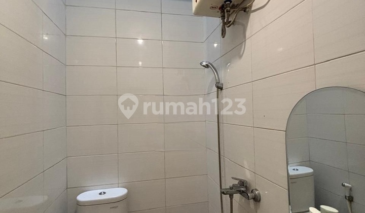 Rumah Siap Huni Strategis di Taman Ratu(Tr121)