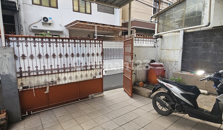 Rumah ukuran besar lokasi strategis di Jelambar(JL323) 2