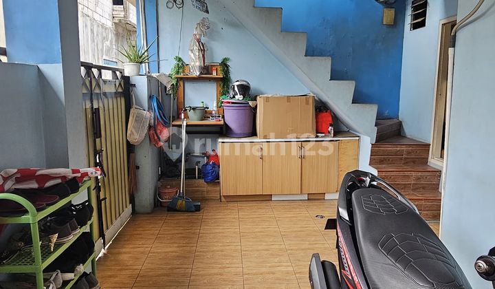 Perumnas Cengkareng  3 lantai di Jalan Galunggung dekat RSUD Cengkareng dan mall Taman Palem Cengkareng Jakarta Barat