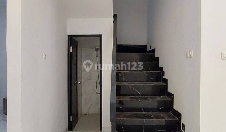 DISEWAKAN RUMAH BARU 2 LANTAI CUKUP MEWAH DIJAGAKARSA 4