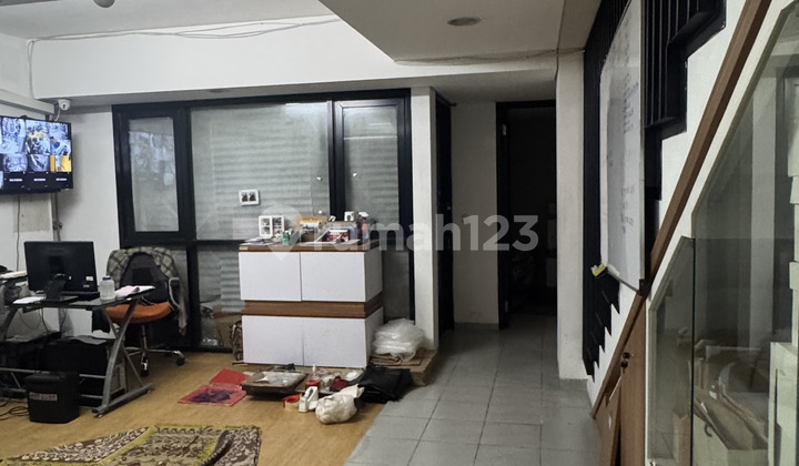 Ruko 4 Lantai Semi Furnished Interior Mewah – Langsung Hadap Jalan Raya 2