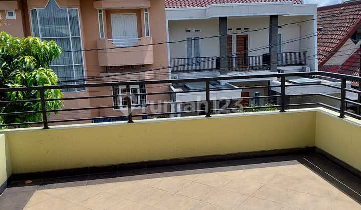 Rumah Asri Semi Furnished Lokasi Dekat Stasiun di Bintaro Jaya 2