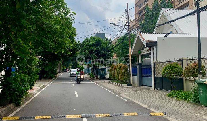 Rumah Dengan Bangunan Utama Ada Pavilion 2 Lantai Di Salemba 2