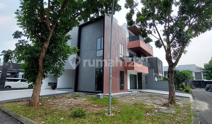 Rumah Mewah Modern Hoek Side dengan Fasilitas Lift di Alam Sutera