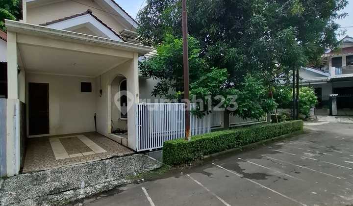 Corner House Modern Design Good Location In Bintaro Jaya Sector 2