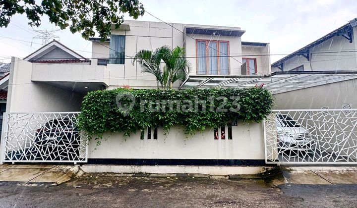 Rumah 2 Lantai dengan Kolam Renang di Bintaro Jaya Sektor 3