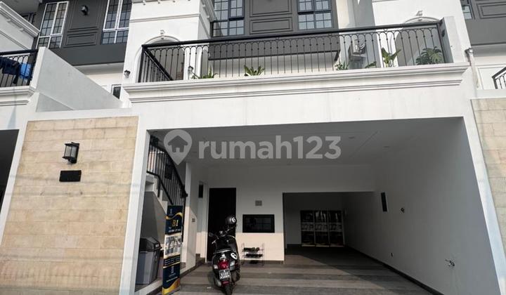 Rumah Baru 4 Lantai American Classic Dalam Townhouse Di Pejaten