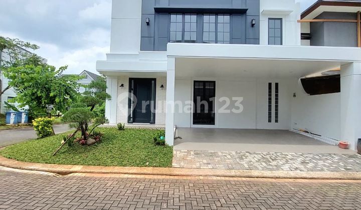 Rumah Hoek Design Classic Modern dengan Row Jalan Lebar di BSD