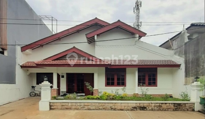 Rumah Direnovasi Dengan Rumah Joglo Di Halaman Lokasi Nyaman