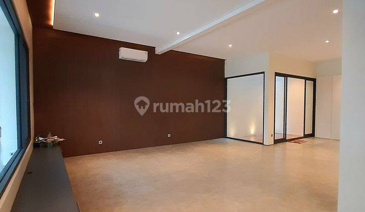 Rumah Modern Tropical Seperti Baru Lokasi Bagus Depan Taman 2