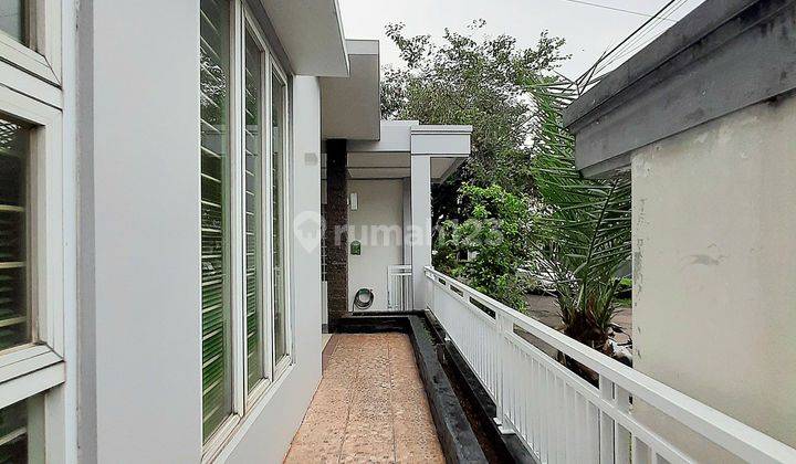 Rumah Bagus Siap Huni Ada Garasi dan Balkon Teras Lokasi Bagus 2